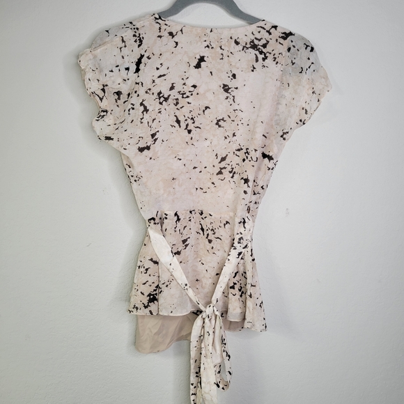 H Halston wrap top with splattered pattern size xs - Picture 6 of 7